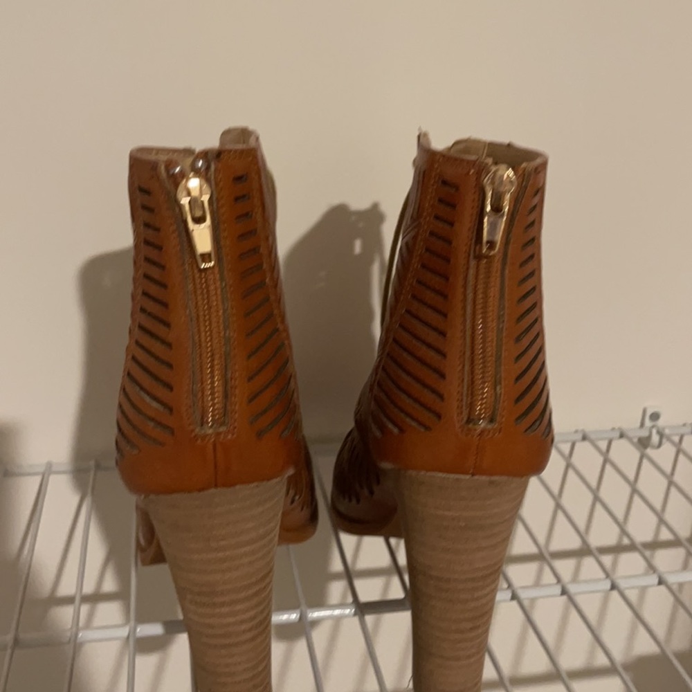 Brown lace up heels. - Picture 4 of 6
